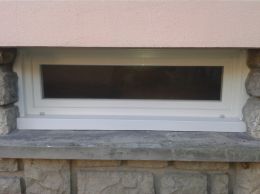 Fenêtre pvc en rénovation avec découpe habillage extérieur suivant les pierres