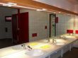 grands miroirs dans des sanitaires