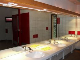 grands miroirs dans des sanitaires