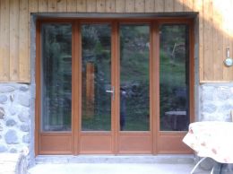 Portes fenêtre en bois exotique en Maurienne